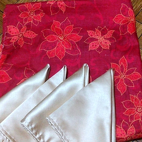 Christmas Poinsettia tablecloth & 4 napkins - Picture 1 of 4